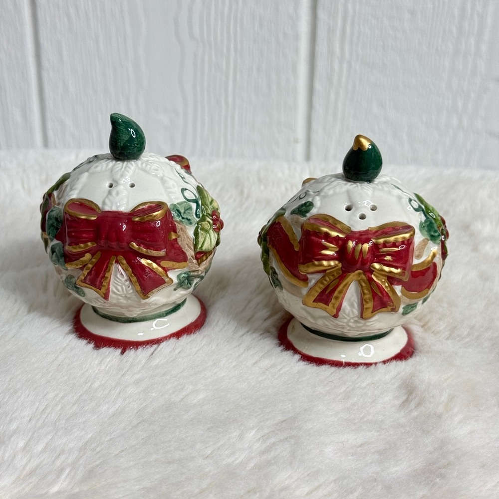 Vintage Holiday Bow Salt and Pepper Shaker Set